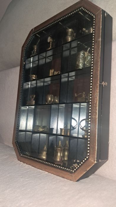 Vitrina cu 17 miniaturi din bronz