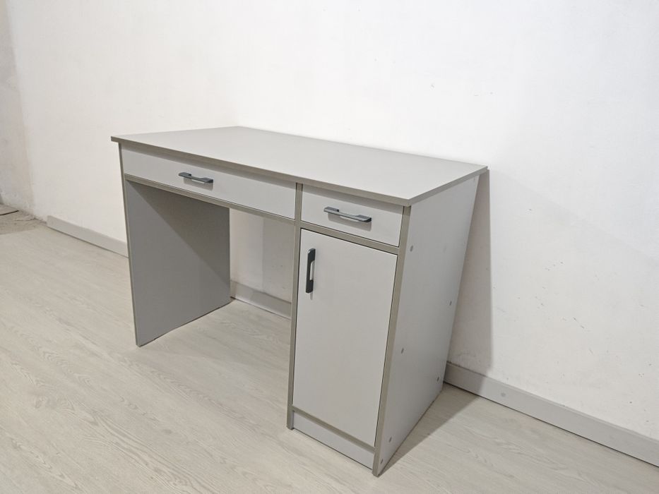 Письменные столы для школьников и взрослых.