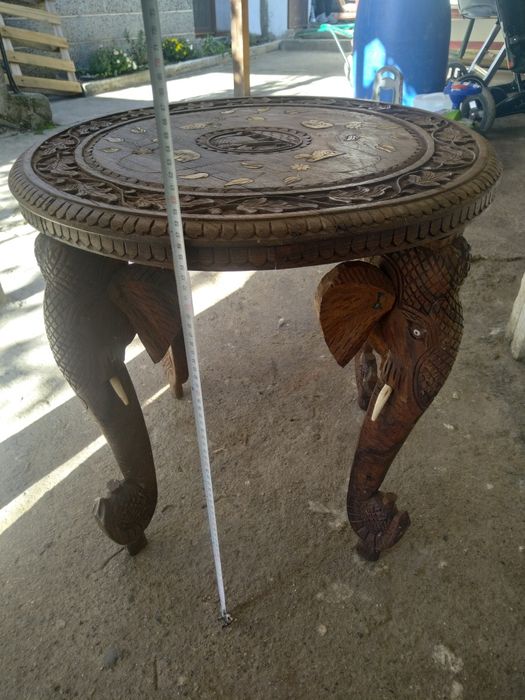 Продавам старинна дървена масичка ръчна дърворезба