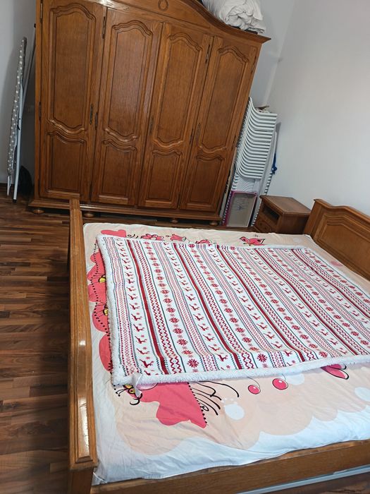 Dulap și pat lemn  masiv cu două noptiere in stare foarte buna