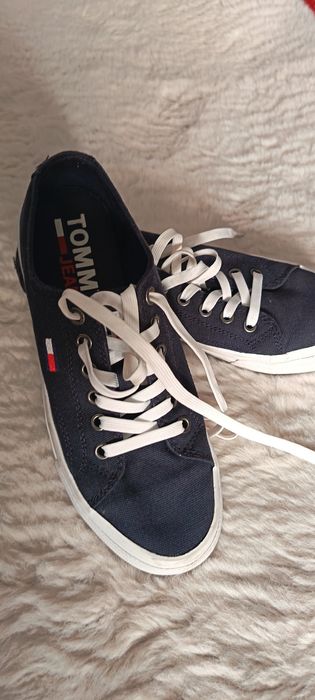 Vand bascheti Tommy Hilfiger, marimea 37,culoare bleumaren.