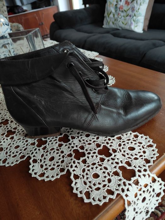 Vând ghete mărimea 39.