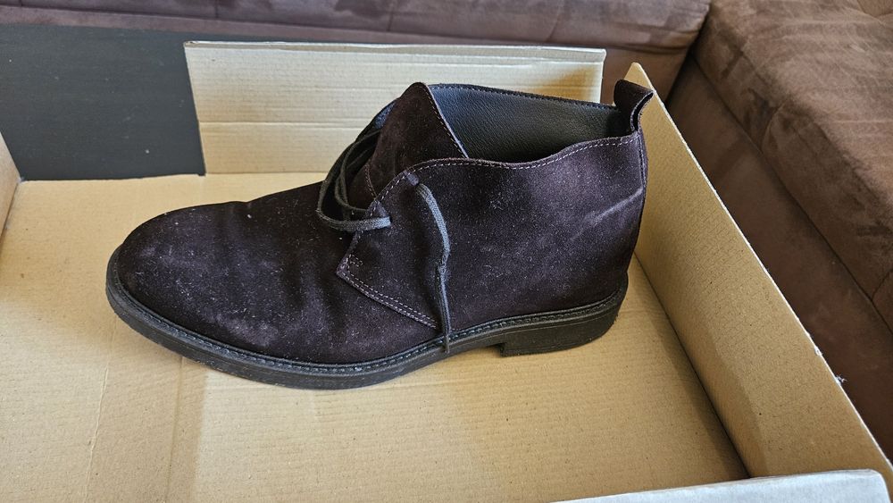 Няколко чифта мъжки обувки номер 42