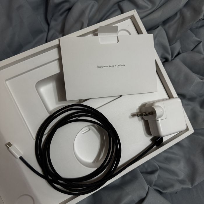Продам macbook air 13 512гб 2025 m4