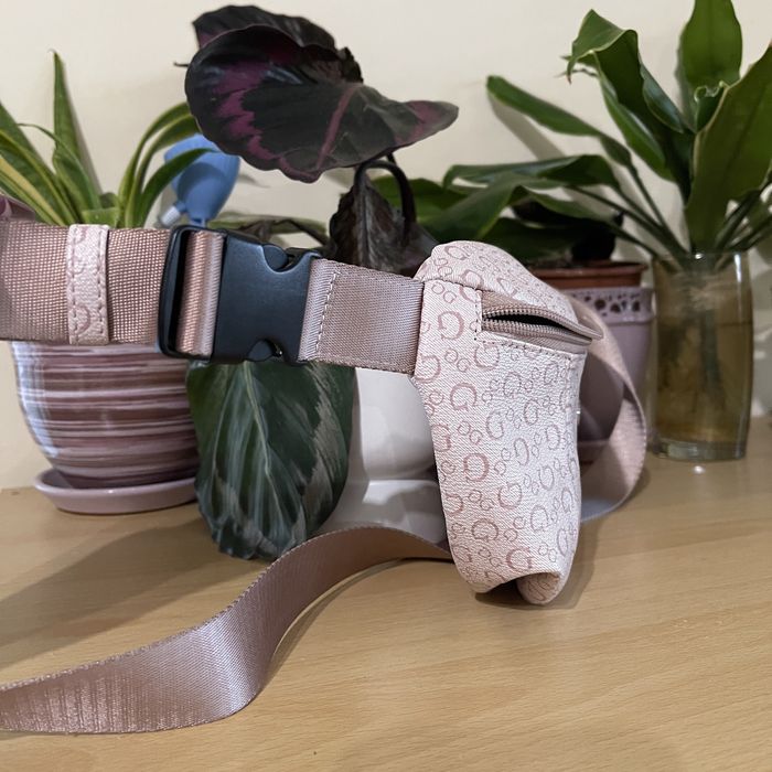 Дамска кожена чанта Guess