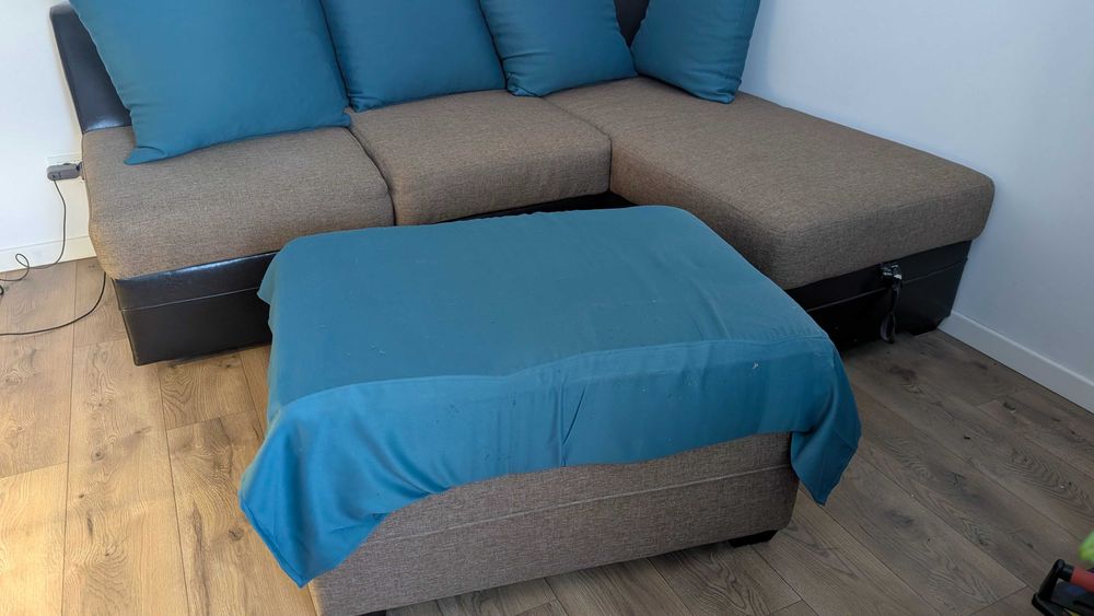 VAND Colțar extensibil + Taburet (2 lăzi depozitare), 5 perne incluse