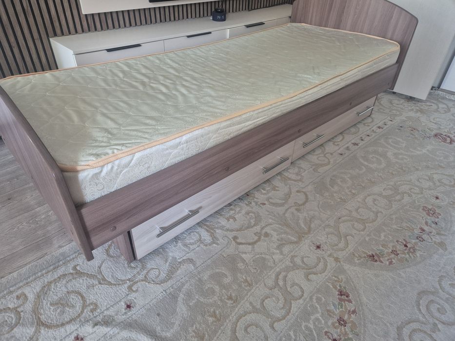 Полтарашка кровать