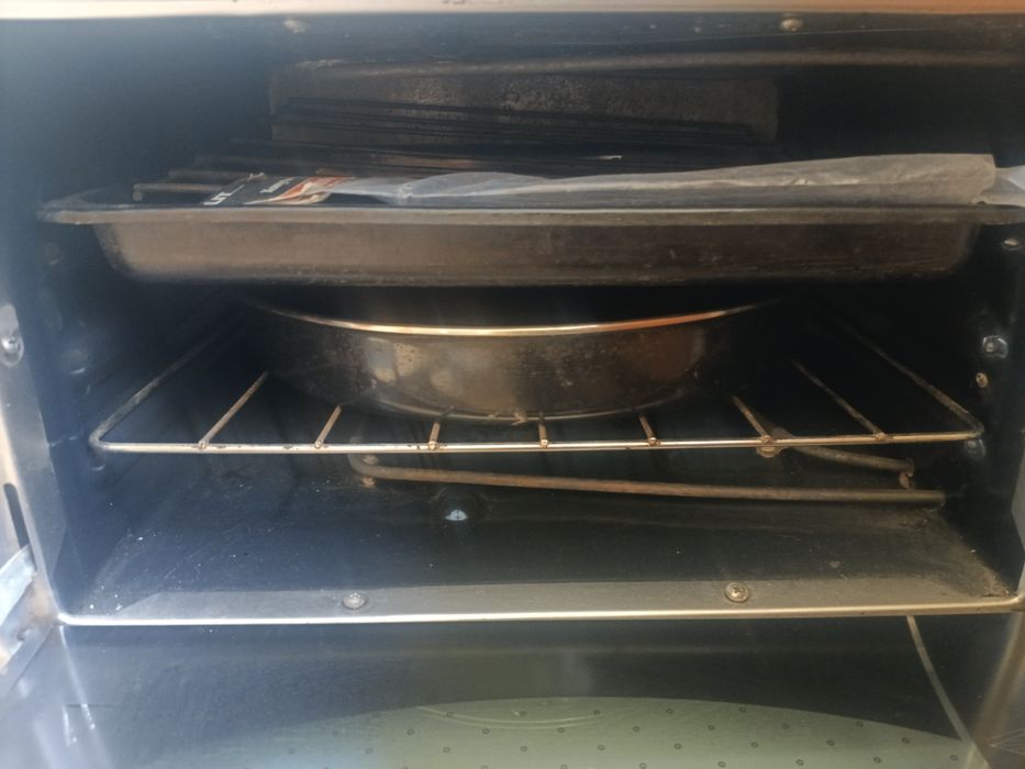 Электрическая печка с плитой сверху