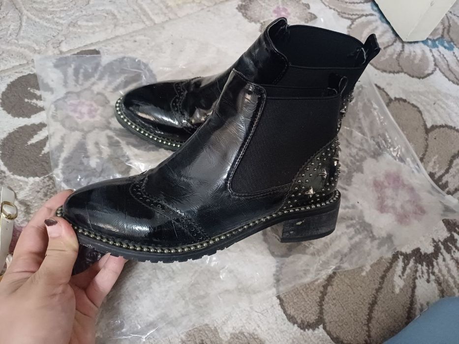 Oyoq kiyimlar sotiladi.