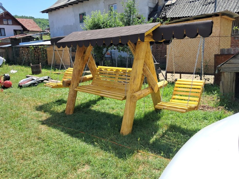 Balansoare rustice din lemn rotund