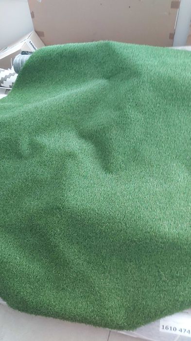 Продавам килим от изкуствена трева,кръгъл.