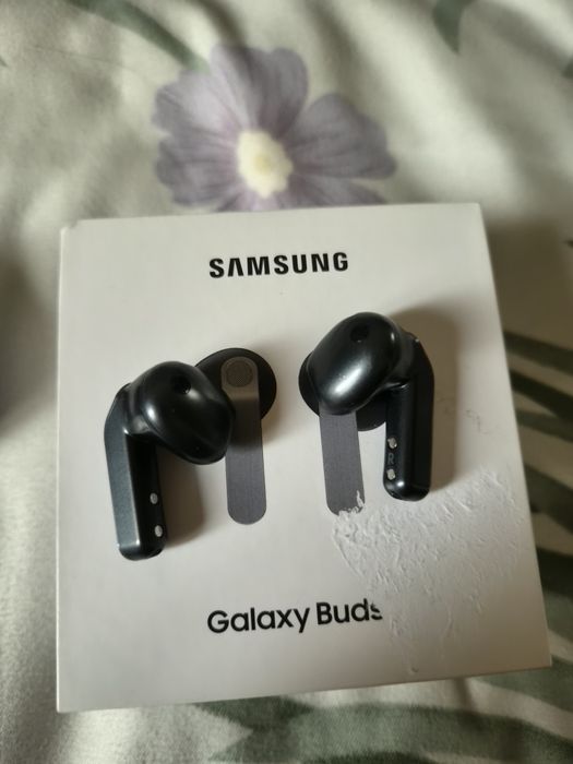 Продаю Samsung galaxy s 26 и наушнике bads 4 bads 4 pro