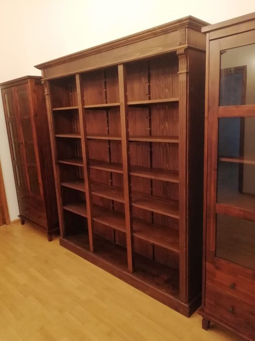 Mobilier living: scaune lemn masiv, 2 vitrine lemn masiv, bufet lemn,