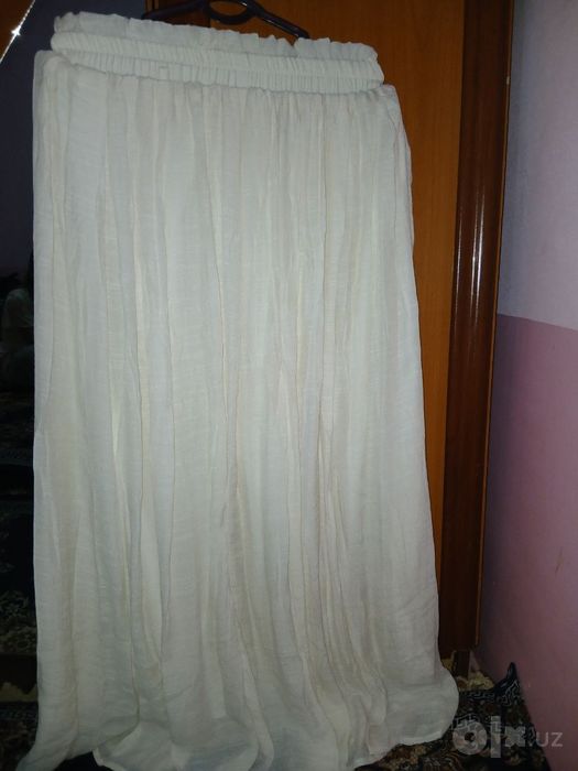 Oq yubka sotiladi