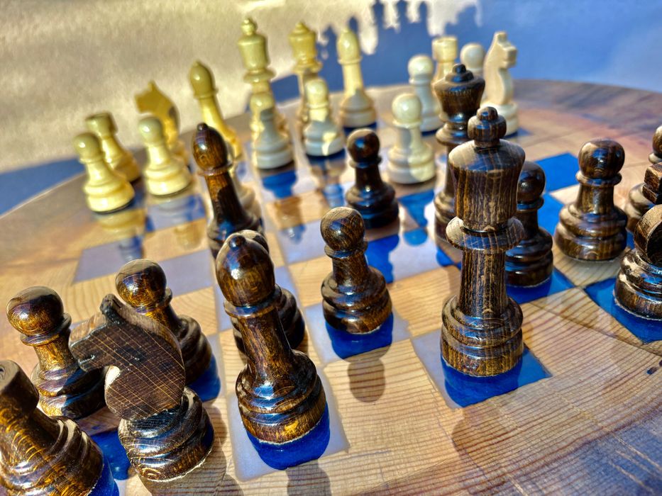 Шах маса от масив с епоксидна смола и големи фигури