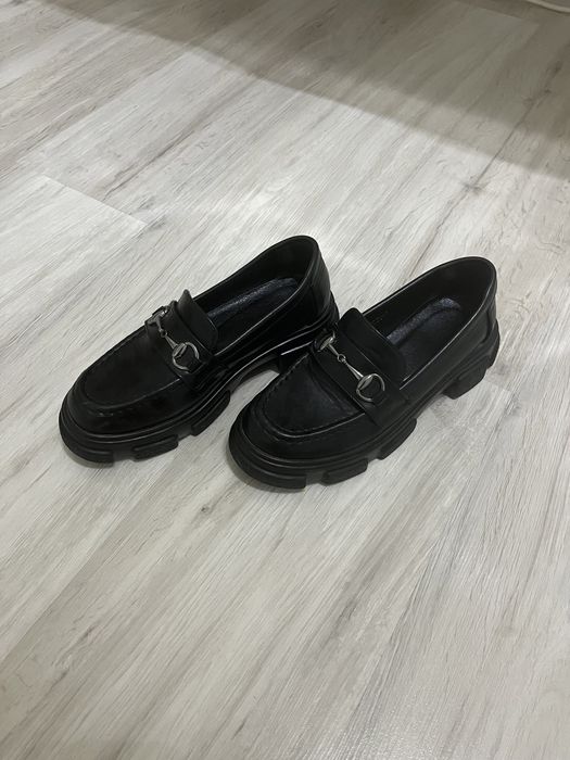 Продаю женскую обувь