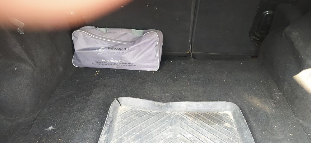 Рено Логан автомобиль