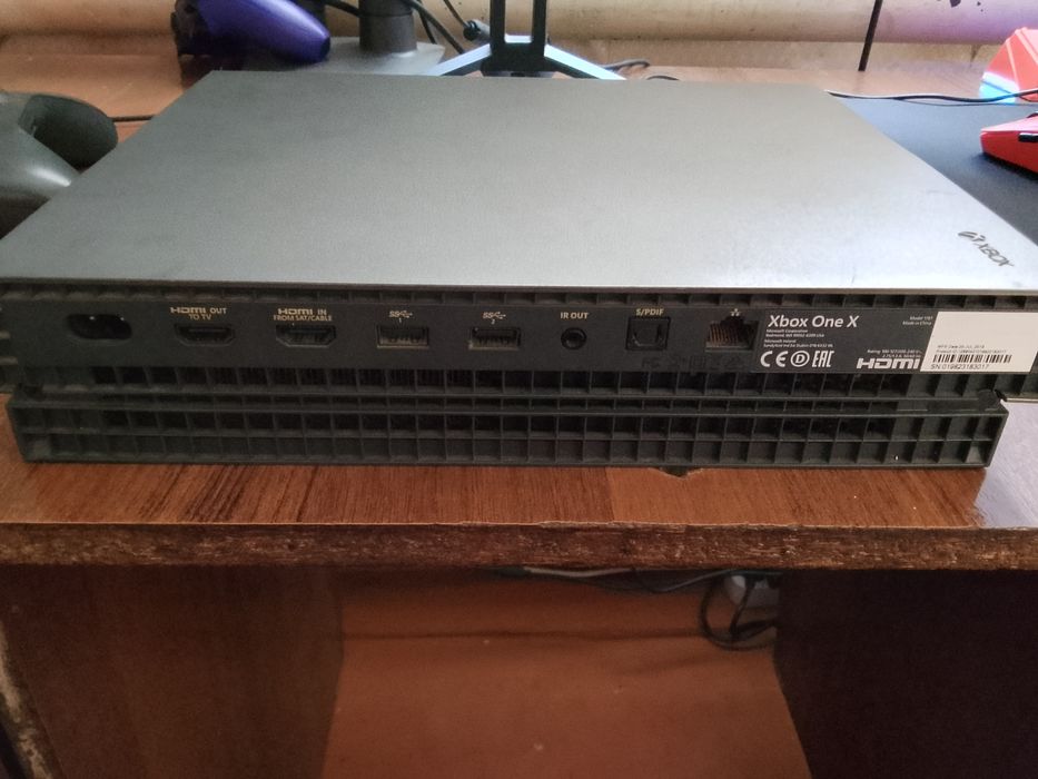 Xbox One x с геймпадом 1tb памяти