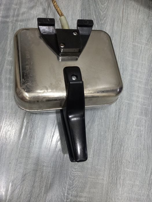 Вафельница продаётся