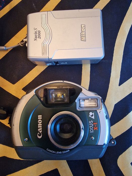 Doua aparate foto de colecție Nikon si Canon.