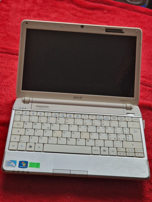 Laptop Acer perfect funcțional doar la priza