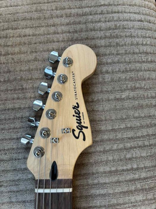 Електрическа китара с активна колона