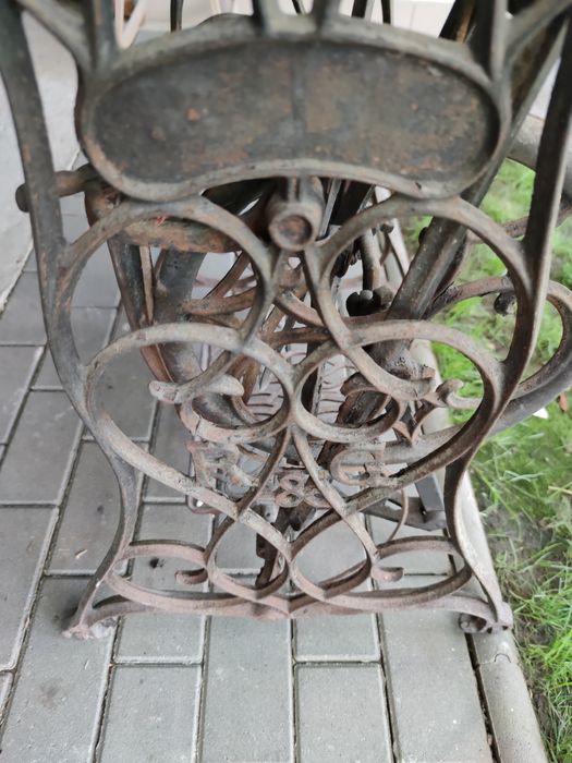 Mașina de cusut veche
