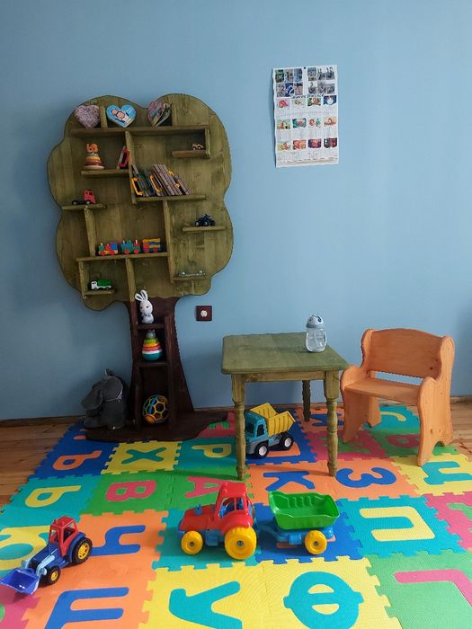 Дървено столче, масичка,етажерка