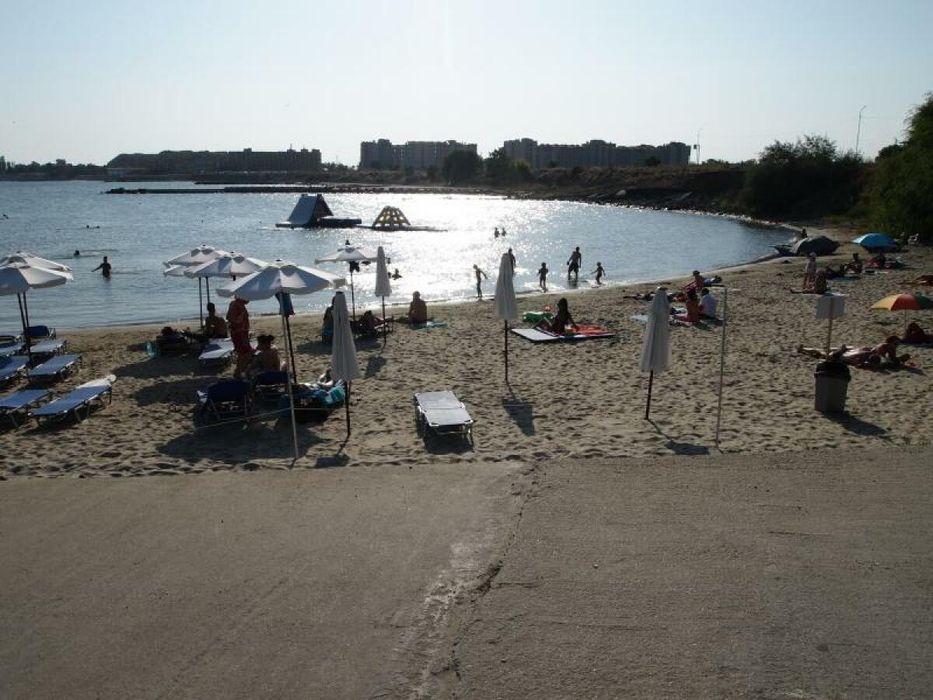 Под наем студио с изглед море и басейн на брега на морето