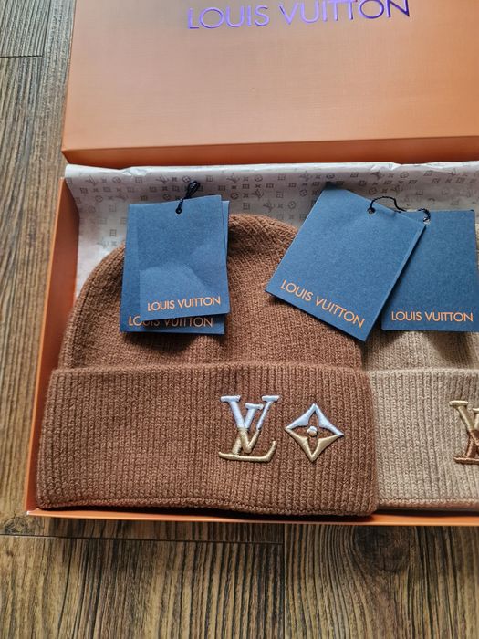 Страхотна шапкa сет в кутия зимни LV