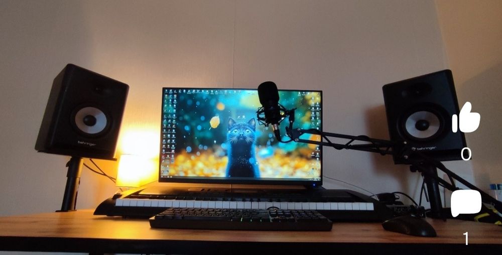 Стойки под мониторы в студию