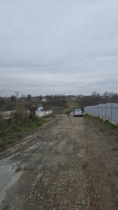 Vand teren intravilan cu utilati