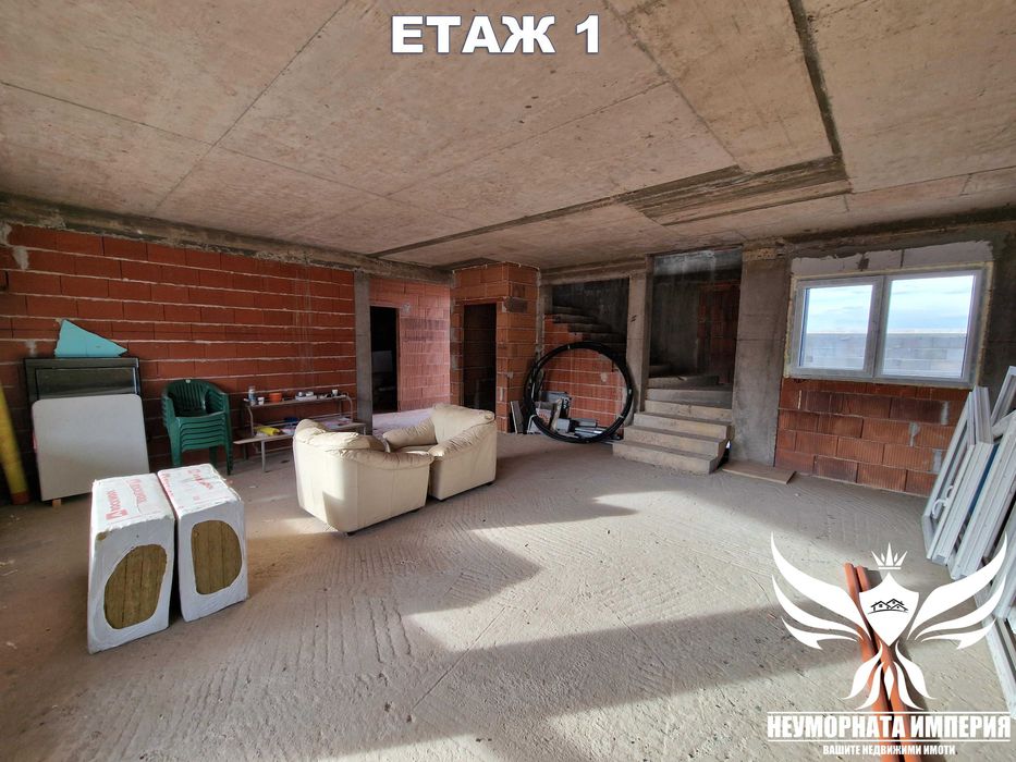 Продавам три етажна къща с 402РЗП, гараж и двор 460кв.м. в гр.Асеновград, кв.Изток на местност Шкилово