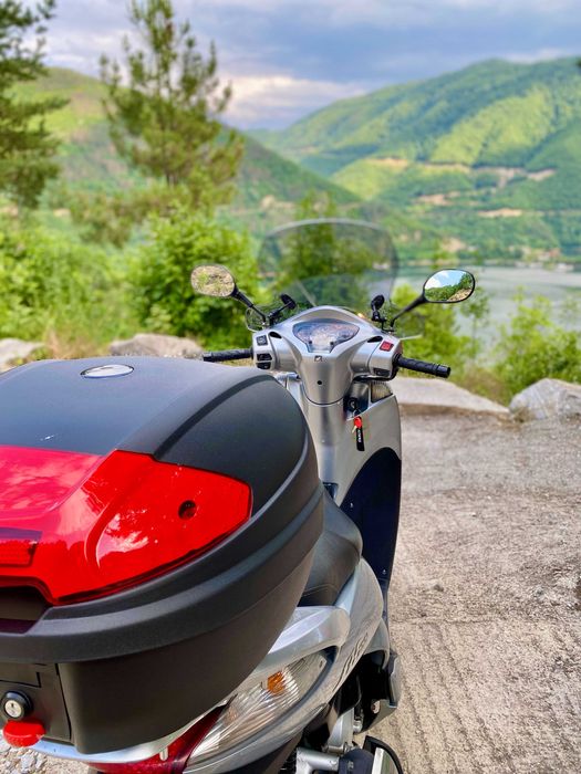 Продавам Honda SH 300