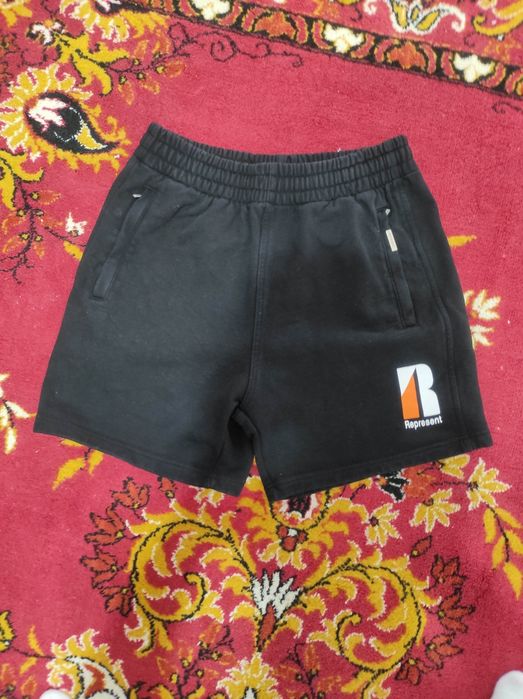 Pantaloni scurti represent, marimea L, foarte putin purtati