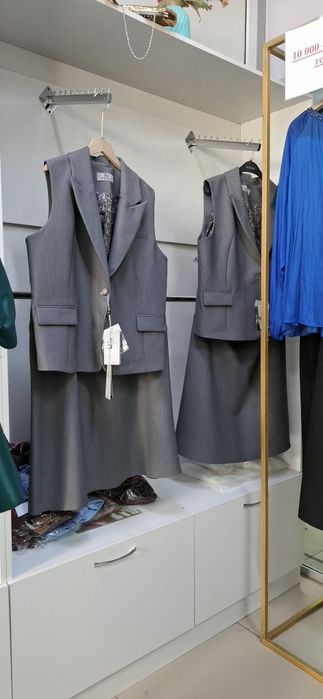 Продам стол для бутика,стенки,манекены,рейлы