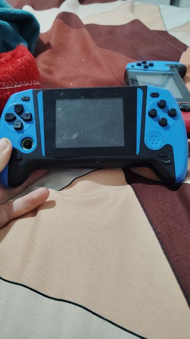 Vând doua console m8 300 ambele 160 aia cu joystick 140 aia fara +500 jocuri retro