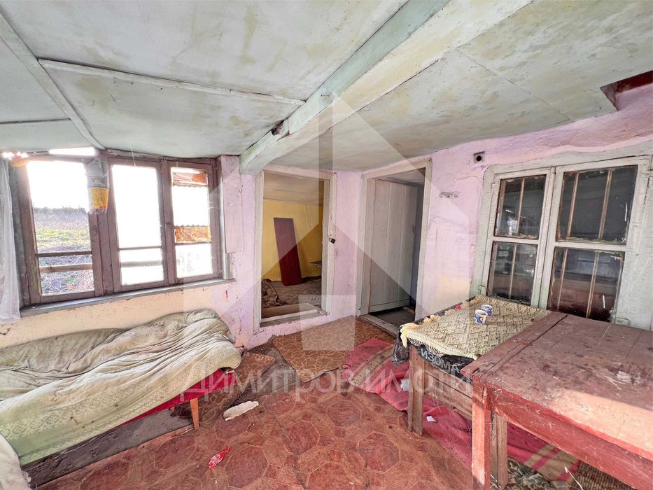 Продава къща с 2 дка двор в с. Караманите, общ Вълчи дол (обл. Варна).