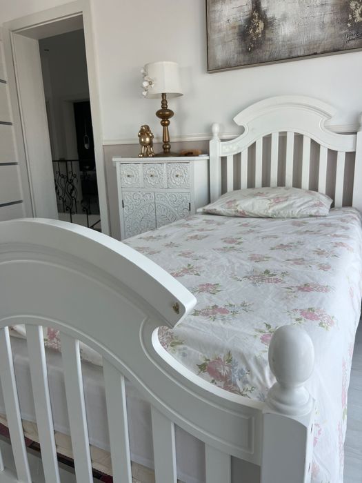 Pat din lemn alb de o persoană