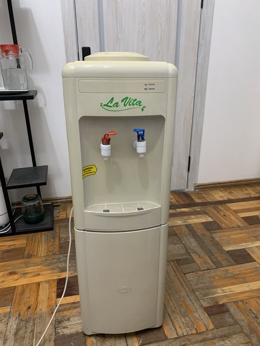 Кулер для воды для офиса и дома б/у в хорошем состоянии