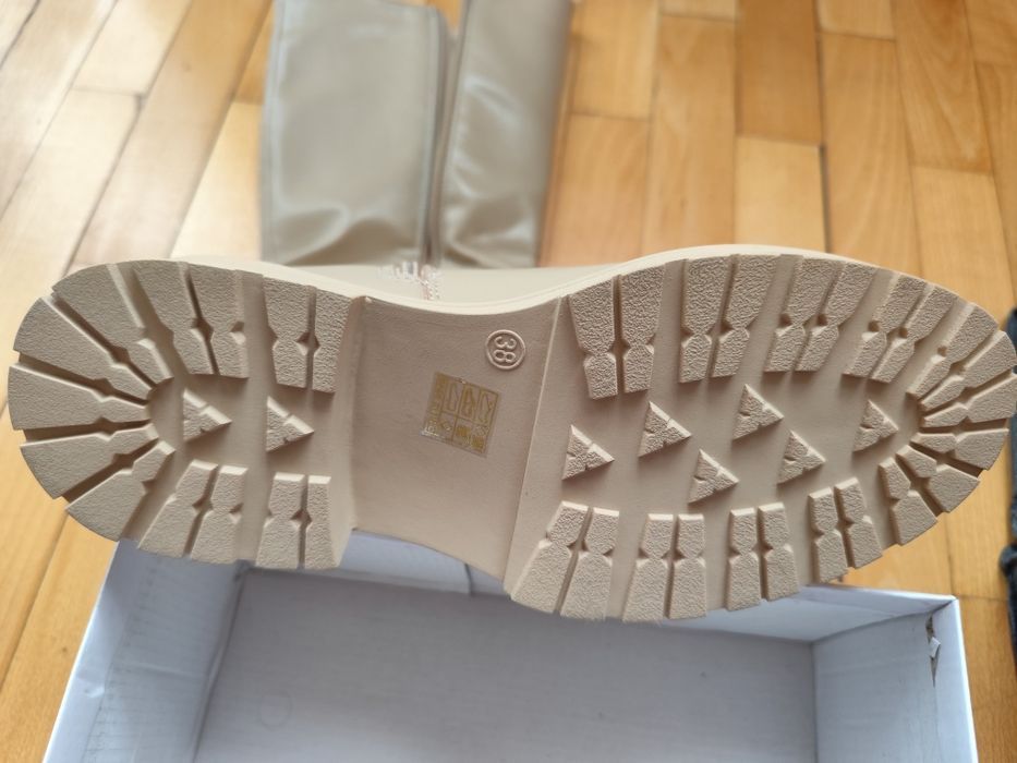 Дамски бежови ботуши