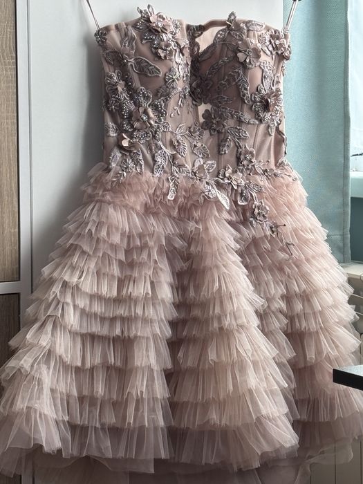 Бутикова бална рокля с ефектна пола