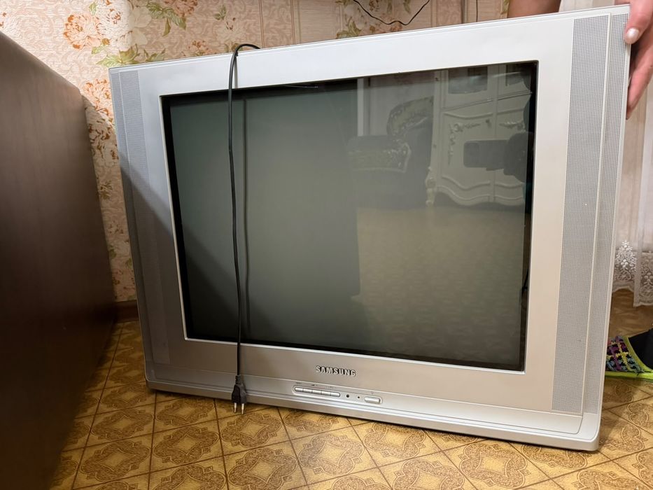 Телевизор отдам даром