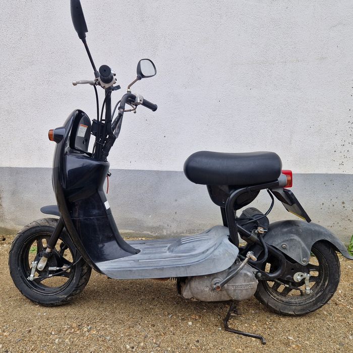 Scuter Suzuki 49
