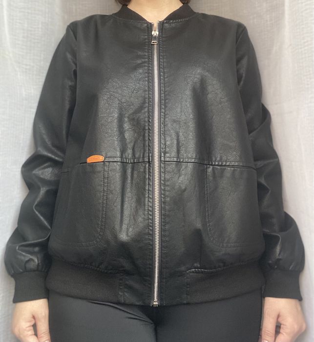 Бомбер из эко кожи на молнии