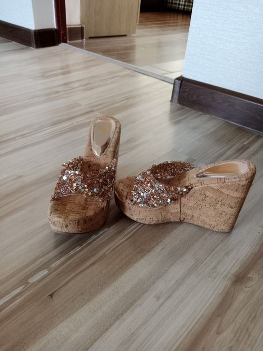 Продам модные шлепки