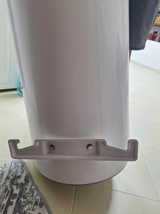 Бойлер на ток . В много добро състояние, ползван е много кратко време.