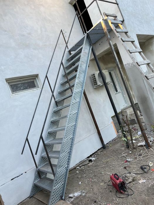Vând scarii metalice zincate exterioare și pentru incendii , platforme