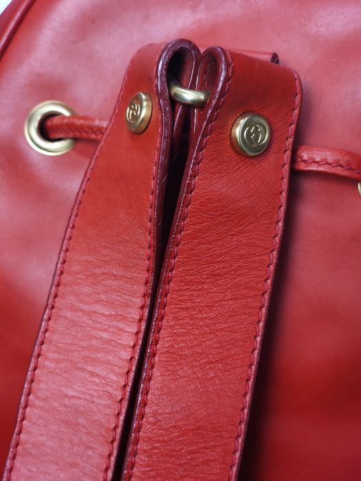 Gucci ,Винтидж червена кожена /велурена раница, като нова 
Винтидж чер