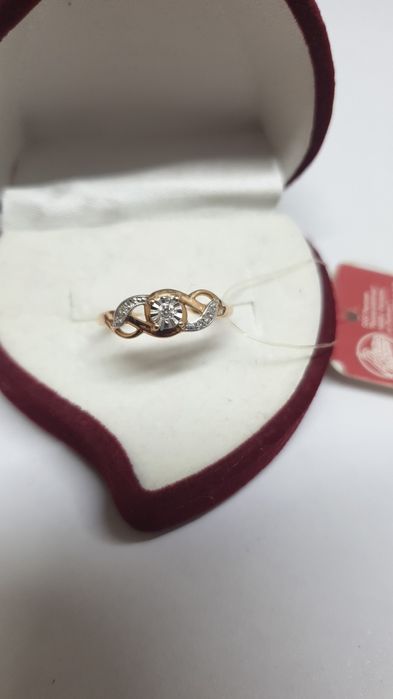 Продам золотое кольцо с бриллиантом.